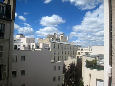 Je regarde à la fenêtre