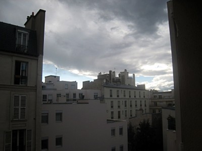 Je regarde à la fenêtre