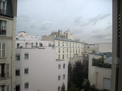 Je regarde à la fenêtre
