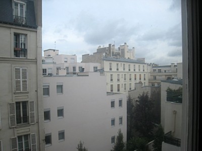 Je regarde à la fenêtre