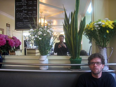 Nous nous installons dans un bar