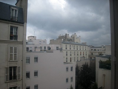 Je regarde à la fenêtre