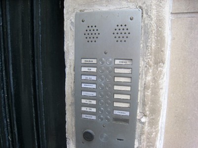 Je sonne à l'interphone
