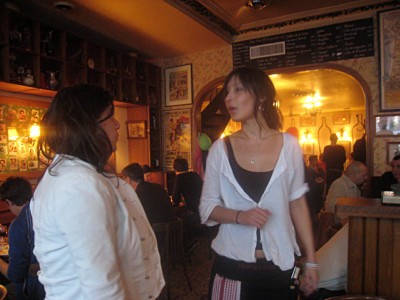 La serveuse nous accueille