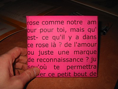 Anne-Marie m'a offert une carte mémoire pour me remercier de mon aide. Justine l'a enveloppée d'une dédicasse