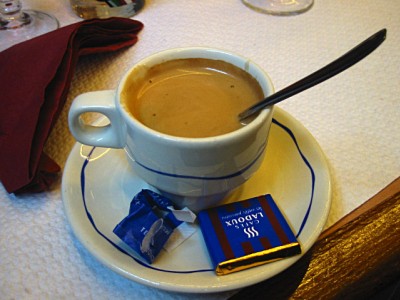 Je bois un café