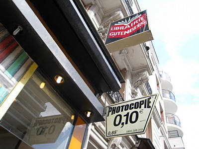 Charlotte entre dans une librairie