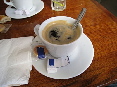 Je bois un café