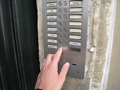 Je sonne à l'interphone