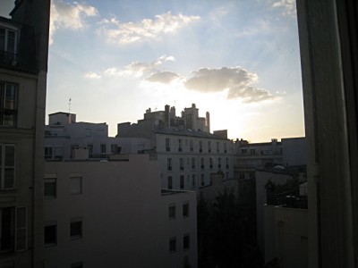 Je regarde à la fenêtre