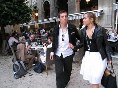 Elle est en compagnie de Gilduin et sa femme