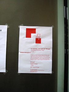 Une affichette annonce la conférence sur le site