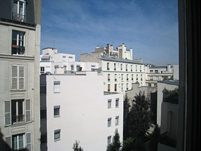 Je regarde à la fenêtre