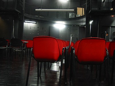 Nous descendons à la salle de conférence