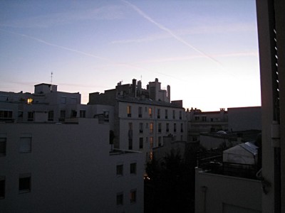 Je regarde à la fenêtre