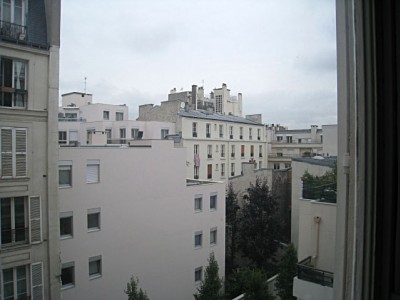Je regarde à la fenêtre