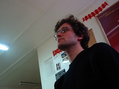 Olivier stresse beaucoup à l'idée de cette conférence. Il a peu dormi cette nuit