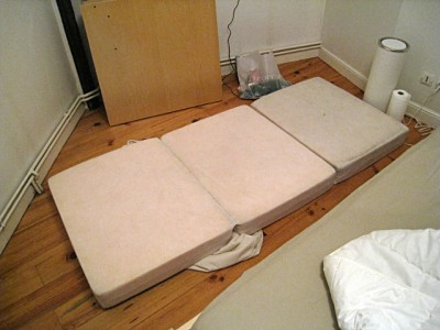 Kim m'installe un lit dans sa chambre
