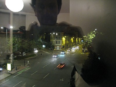 Je regarde à la fenêtre