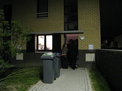 Nous entrons dans un pavillon