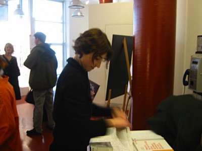Nathalie Battais s'occupe du stand de la communication
