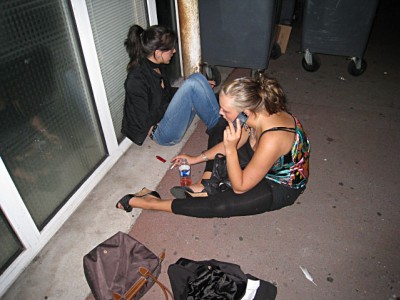 Nous croisons des filles sur le trottoir