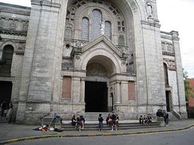 Des scouts devant une église