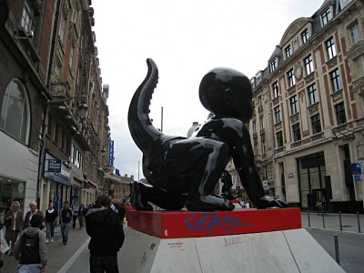 Il y a des sculptures comme ça dans tout le quartier de la gare