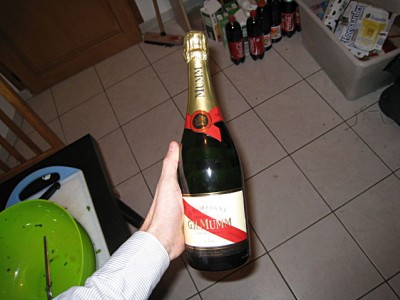 J'ouvre une autre bouteille de champagne