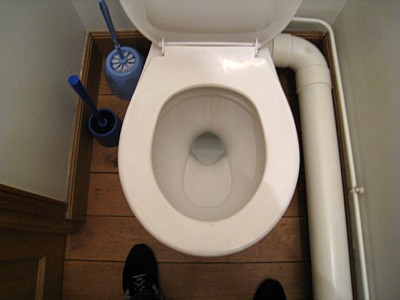 Je vais aux toilettes