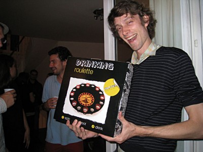 Les collègues de Romain lui ont fait un cadeau : une Drinking Roulette