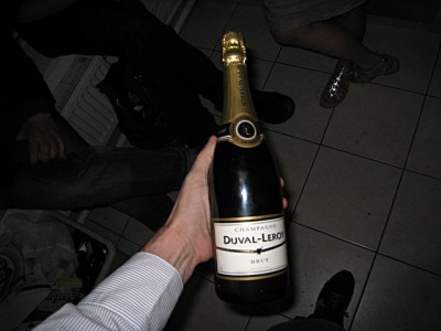 J'ouvre une bouteille de champagne