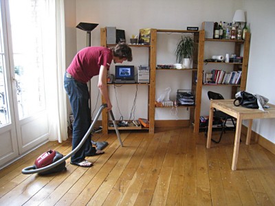 Kim passe l'aspirateur