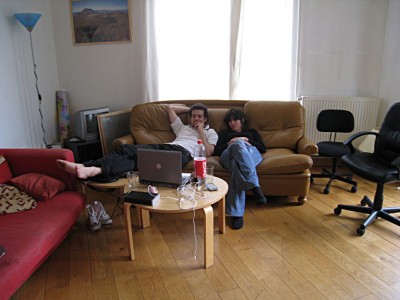 Romain regarde un film avec Aline