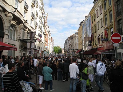 Les rues se remplissent