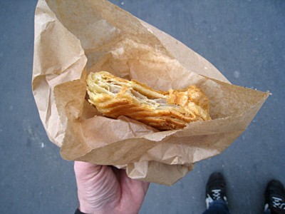 Je mange un chausson aux pommes