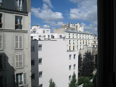 Je regarde à la fenêtre