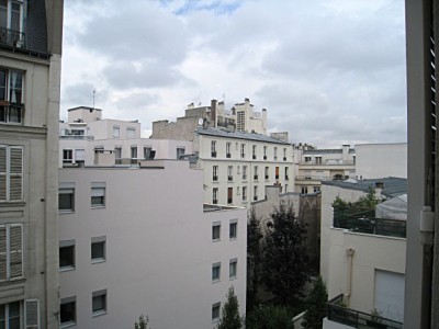 Je regarde à la fenêtre