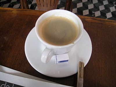 Je bois un café