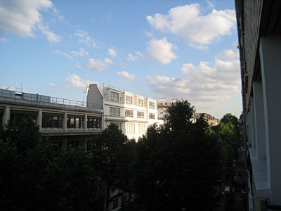 Je regarde à la fenêtre