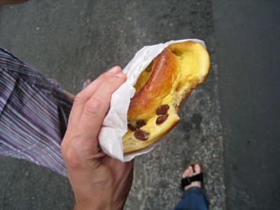 Je mange un pain aux raisins