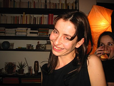 Nicholas me présente Laéticia, photographe. Nicholas voudrait que'elle participe à ADaM mais elle refuse