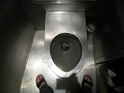 Je vais aux toilettes