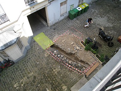 Je regarde à la fenêtre