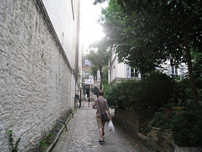 J'entre dans la cour