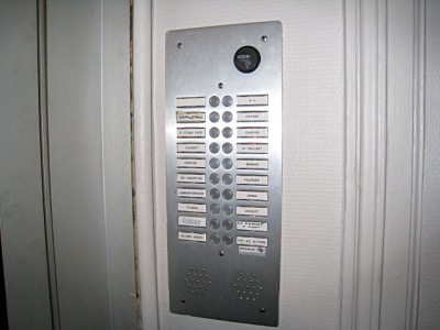 Je sonne à l'interphone