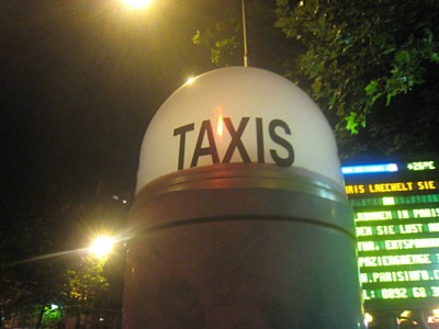 Nous allons à une station de taxi