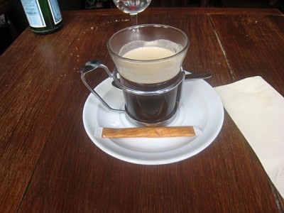 Je bois un café