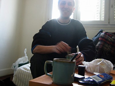 Dimanche matin. Edouard passe me prendre pour aller visiter M. T sur son lieu de travail : une station Esso
