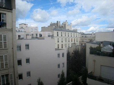 Je regarde à la fenêtre